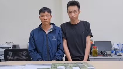 Đêm khuya, rủ nhau ôm 10 bánh heroin qua biên giới