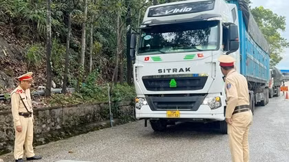 Nhiều cách làm mới trong xử lý xe quá khổ, quá tải ở Quảng Bình