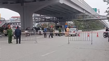Xe máy lao vào dải phân cách, hai người thương vong