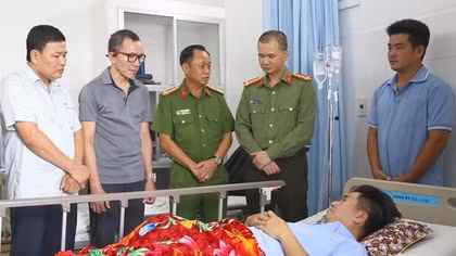 Báo CAND và Công ty Duy Lợi trao 50 triệu đồng hỗ trợ Đại úy Trần Hoàng Ngôi