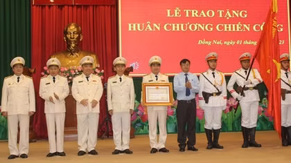 Nhiều tập thể, cá nhân tham gia triệt phá đường dây buôn lậu 200 triệu lít xăng được tặng Huân chương chiến công