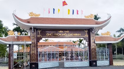 Viếng đền thờ Bác Hồ ở Châu Thới