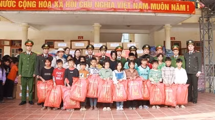 Công an tỉnh Sơn La huy động kinh phí hỗ trợ trường bán trú bị cháy