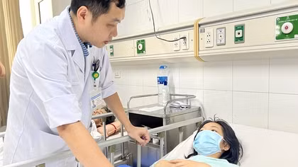 Nữ sinh bị thủng ruột vì nuốt tăm