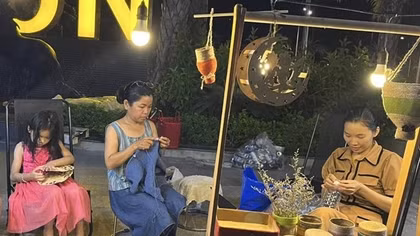 Cô gái thổi hồn vào phế liệu, làm quà Trung thu cho trẻ em nghèo