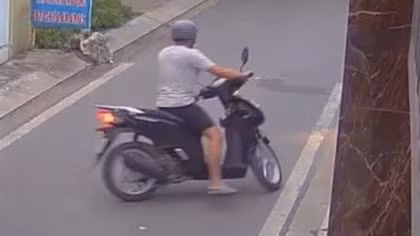 Giả danh làm từ thiện đến quay phim rồi trộm gần 2 lượng vàng của người già
