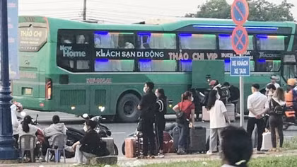 Nhức nhối tình trạng dừng đỗ, đón trả khách trái quy định trong thành phố