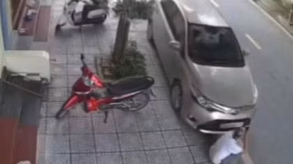 Bị ô tô đâm tử vong khi đang ngồi hóng mát ở vỉa hè