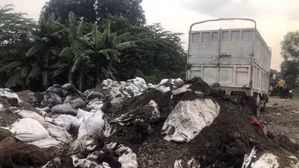 Bắt quả tang xe tải đổ hàng tấn rác thải công nghiệp ra môi trường