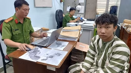 Hai thiếu niên mua bán trái phép vũ khí quân dụng