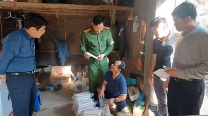 Phát hiện gần 1 tạ thuốc nổ dưới gầm phản ngủ của công nhân