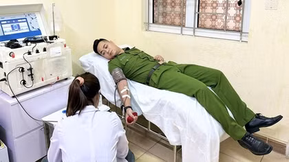 Đại uý Công an hiến máu cứu cụ ông 93 tuổi qua cơn nguy kịch
