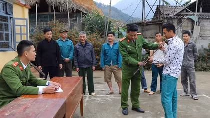 Công an xã làm tốt công tác thu hồi vũ khí, vật liệu nổ