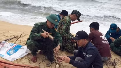 Thả lưới bắt cá, một người bị sóng cuốn trôi mất tích