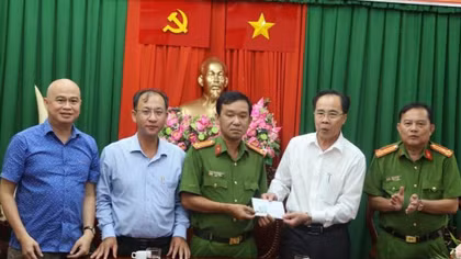 Khen thưởng tập thể khám phá chuyên án ma túy ở Phong Điền