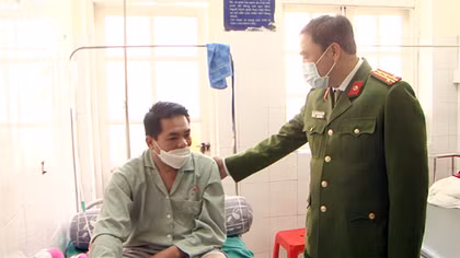 Thăm hỏi Trung tá Công an bị thương khi làm nhiệm vụ