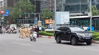 Va chạm với xe biển xanh, người phụ nữ bị trọng thương