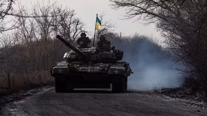 Nga tiến công mạnh mẽ, Mỹ khuyên Ukraine chờ vũ khí hạng nặng