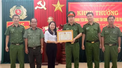 Khen thưởng 2 tập thể và 4 cá nhân Công an thị xã Điện Bàn
