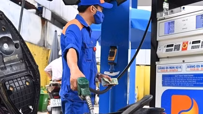Xăng tăng giá, dầu giảm gần 1.000 đồng/lít