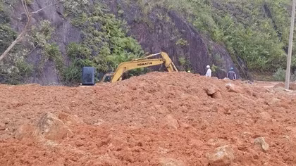 Xử lý hơn 6 nghìn khối đất, đá sạt lở, thông đường Hồ Chí Minh qua Thừa Thiên Huế