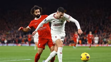 Bị MU cầm hoà, Liverpool mất ngôi đầu bảng