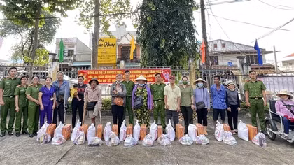 Tặng quà tết cho người dân bán vé số dạo và các hộ gia đình nghèo