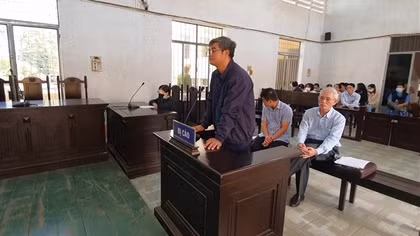 Lãnh án vì lập khống hồ sơ bù tiền quà cáp