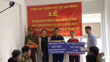 Phút nghẹn ngào của người lính cứu hộ quả cảm