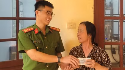 Trao trả 115 triệu đồng cho người phụ nữ suýt bị lừa đảo