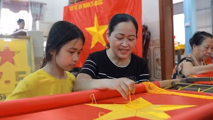 Về thăm ngôi làng với lịch sử 70 năm thêu cờ Tổ quốc