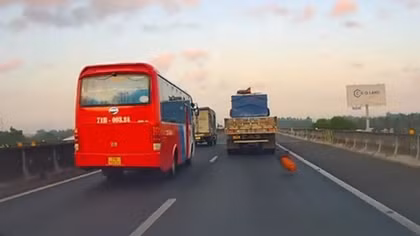 Cuộn bạt trên xe tải rơi xuống đường khiến ô tô khác suýt mất kiểm soát