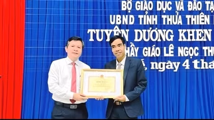 Tặng bằng khen thầy giáo dũng cảm cứu 3 người thoát chết trong lũ