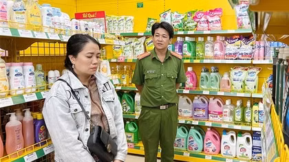 Dùng chiêu "chiếc váy thần kì" trộm hàng loạt cửa hàng Bách Hóa Xanh