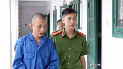 Thuê người giả làm cha mình để lừa chủ cửa hàng xe máy