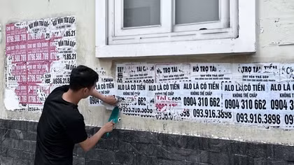 Buộc đối tượng cho vay lãi nặng phải tự tay xóa các tờ rơi đã dán