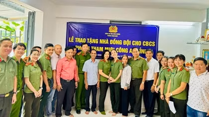 Trao nhà đồng đội cho gia đình thiếu tá Công an hy sinh khi làm nhiệm vụ