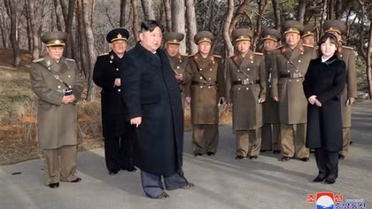 Con gái ông Kim Jong-un sánh bước bên cha thị sát tập trận