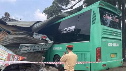Xe ô tô khách lao vào nhà dân, ít nhất 7 người thương vong