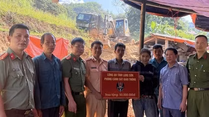 Trao 100 triệu đồng hỗ trợ hộ nghèo, hoàn cảnh khó khăn xây lại nhà sau mưa lũ