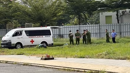 Xác chết cháy đen trong bãi đất trống là do tự thiêu