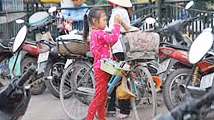 Tái diễn tình trạng trẻ em đu bám khách ở trung tâm TP Hồ Chí Minh