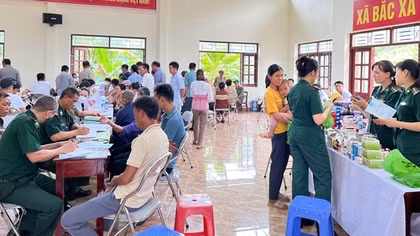 Khám bệnh, cấp phát thuốc miễn phí cho người dân