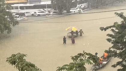 Lật thuyền giữa nước lũ chảy xiết, 2 người chết và mất tích