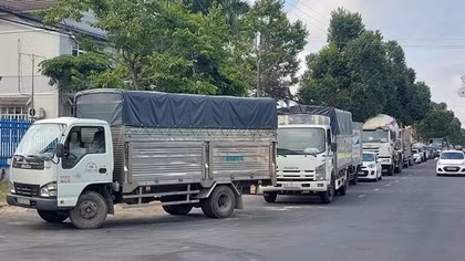 Sóc Trăng: Quá tải, mang xe đến xếp hàng từ 2h sáng đợi đăng kiểm