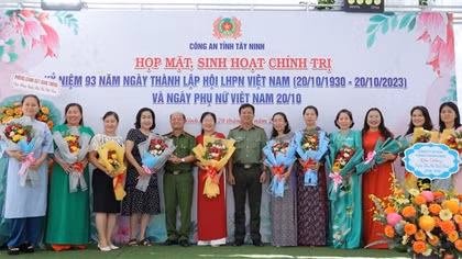Công an Tây Ninh tặng quà Mẹ VNAH và quyên góp ủng hộ người nghèo
