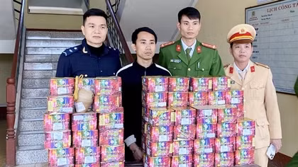 Dùng xe biển Lào vận chuyển 82 hộp pháo về Việt Nam