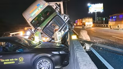 Xe đầu kéo ủi xe du lịch, tông sập dải phân cách trên cao tốc