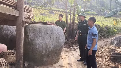 Đi 10km cõng nước về Lục Khu