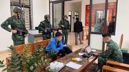 Lái xe tải lên bờ sông biên giới để tập kết pháo